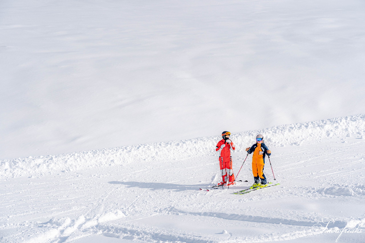朝里川温泉スキー場　祝・積雪200cm到達。ふわふわのパウダースノーが降り積もったゲレンデを舞台に、女性スキーヤーチーム『TeamKP』成澤栞さんと秋山穂香さんが美しい滑りを披露！